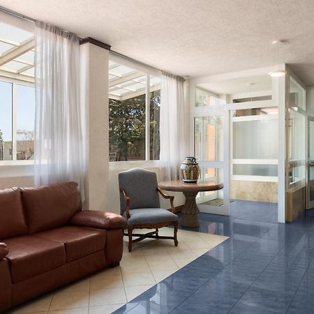 Howard Johnson By Wyndham Toluca Exteriör bild