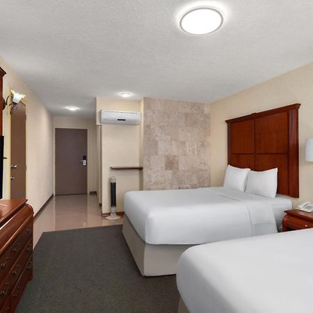 Howard Johnson By Wyndham Toluca Exteriör bild