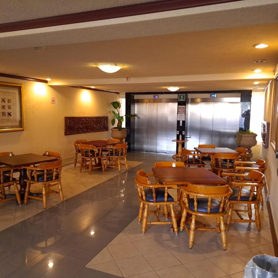 Howard Johnson By Wyndham Toluca Exteriör bild