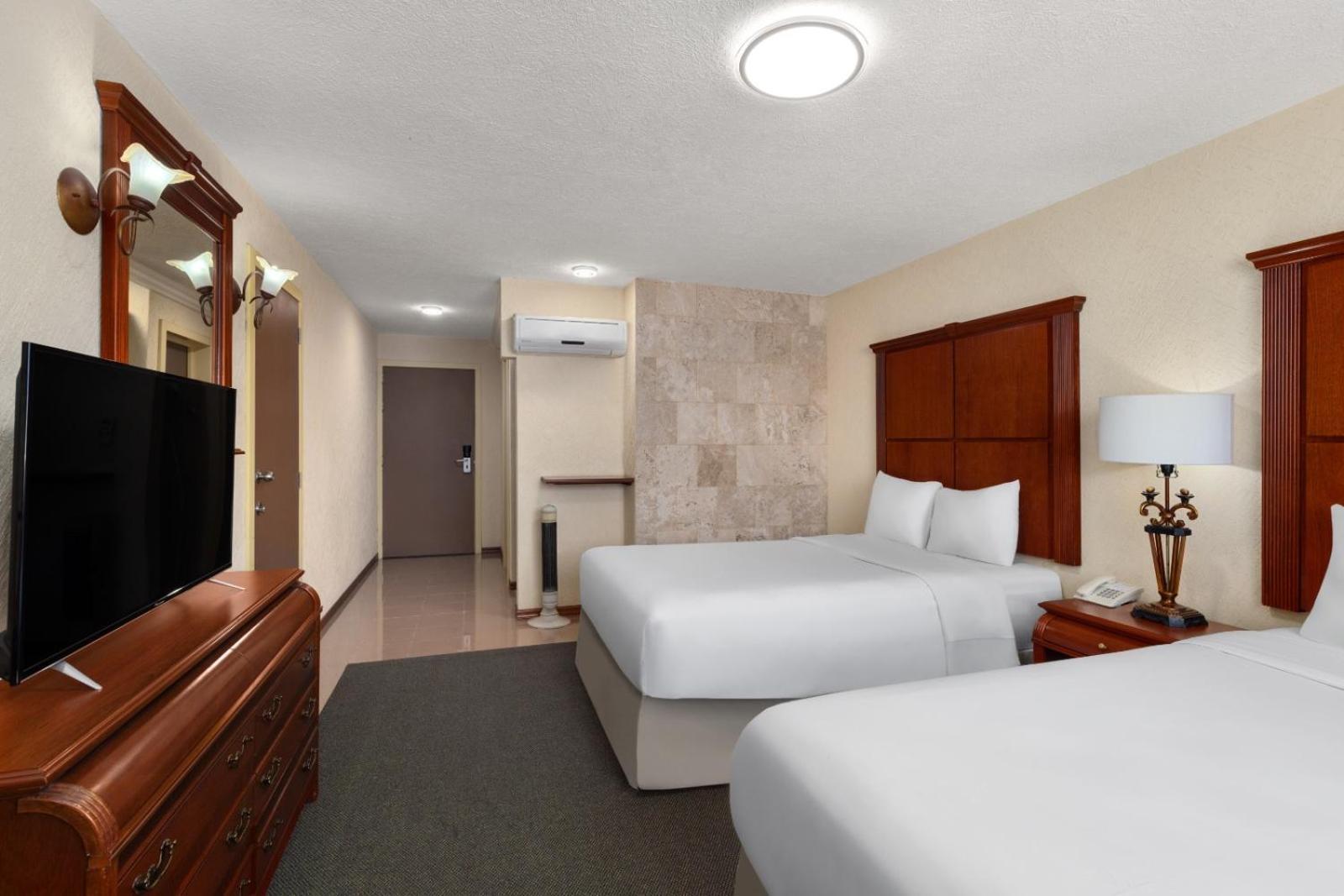 Howard Johnson By Wyndham Toluca Exteriör bild