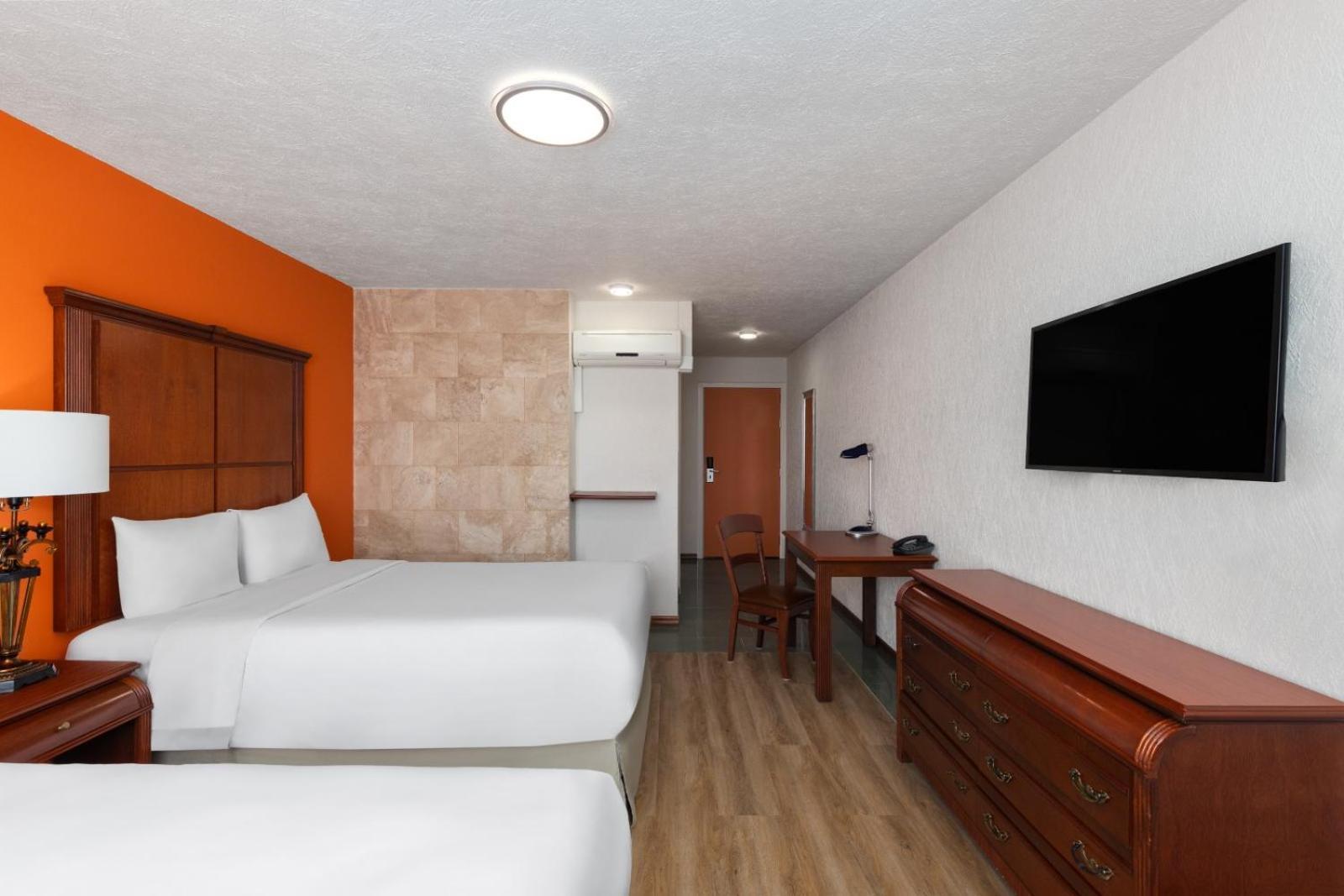 Howard Johnson By Wyndham Toluca Exteriör bild